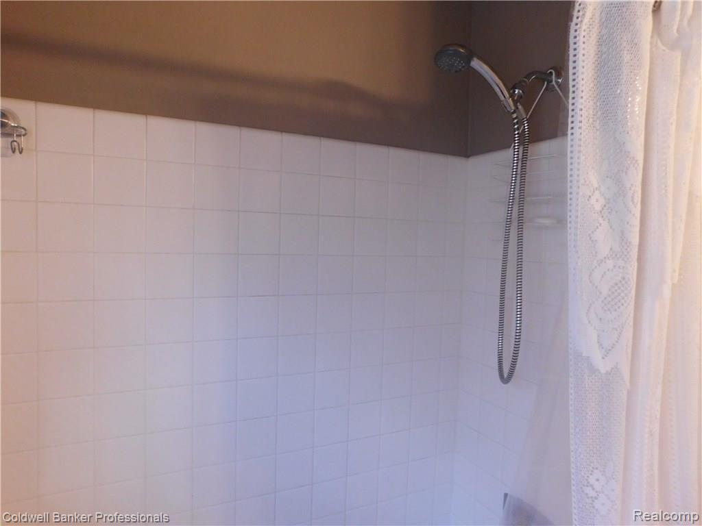 9660 Andersonville Road Clarkston, MI 48346 - Photo 28 of 53 bath2.JPG