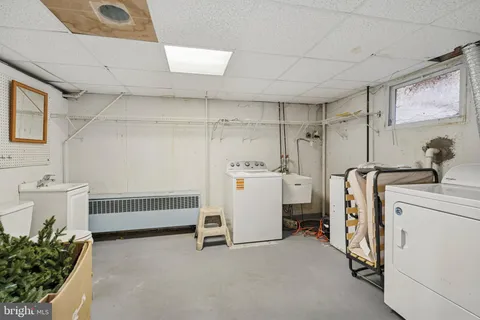 a view of utility room