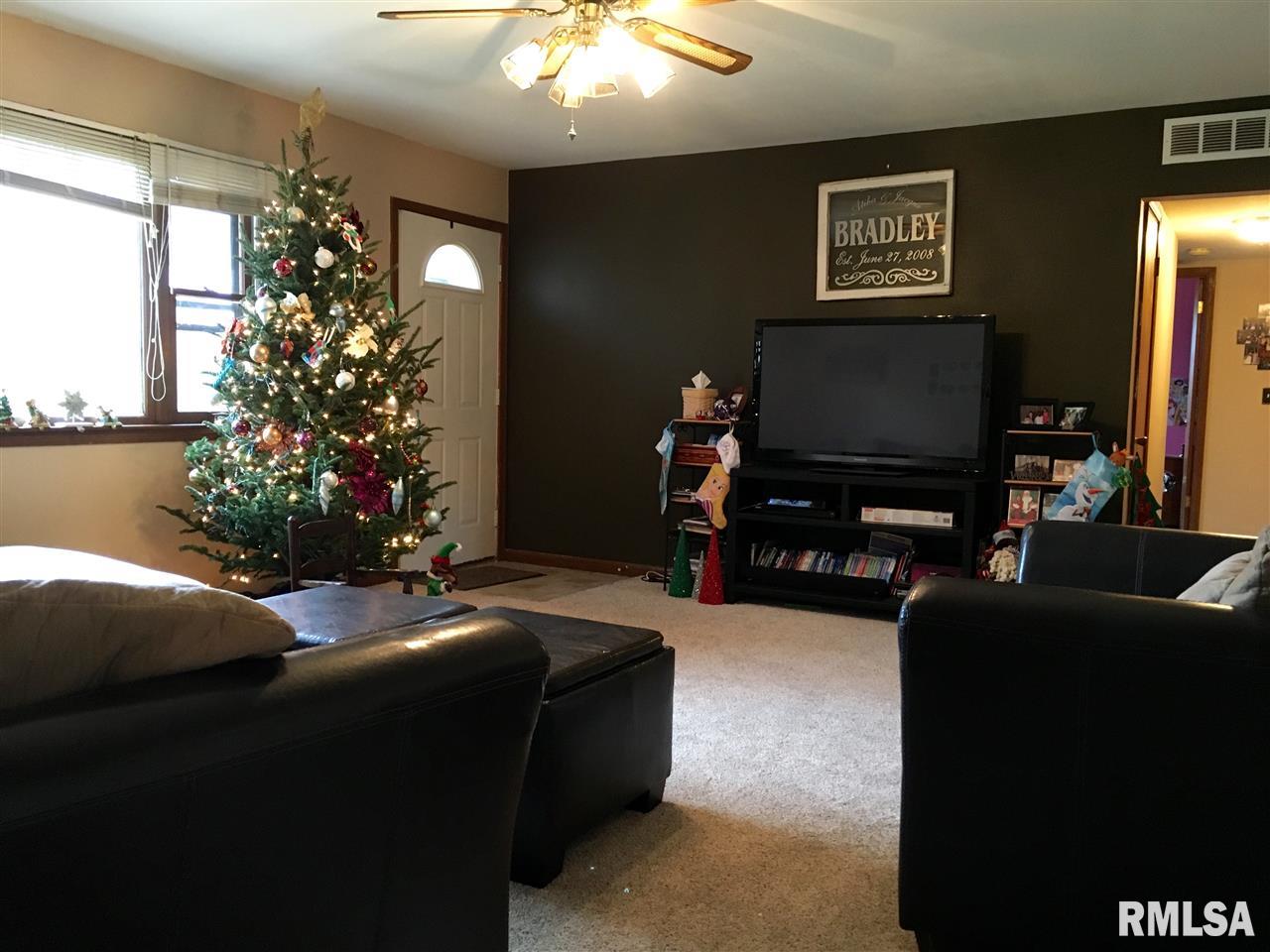 1706 Cardinal Way Macomb, IL 61455 - Photo 2 of 14 Gallery Image 2