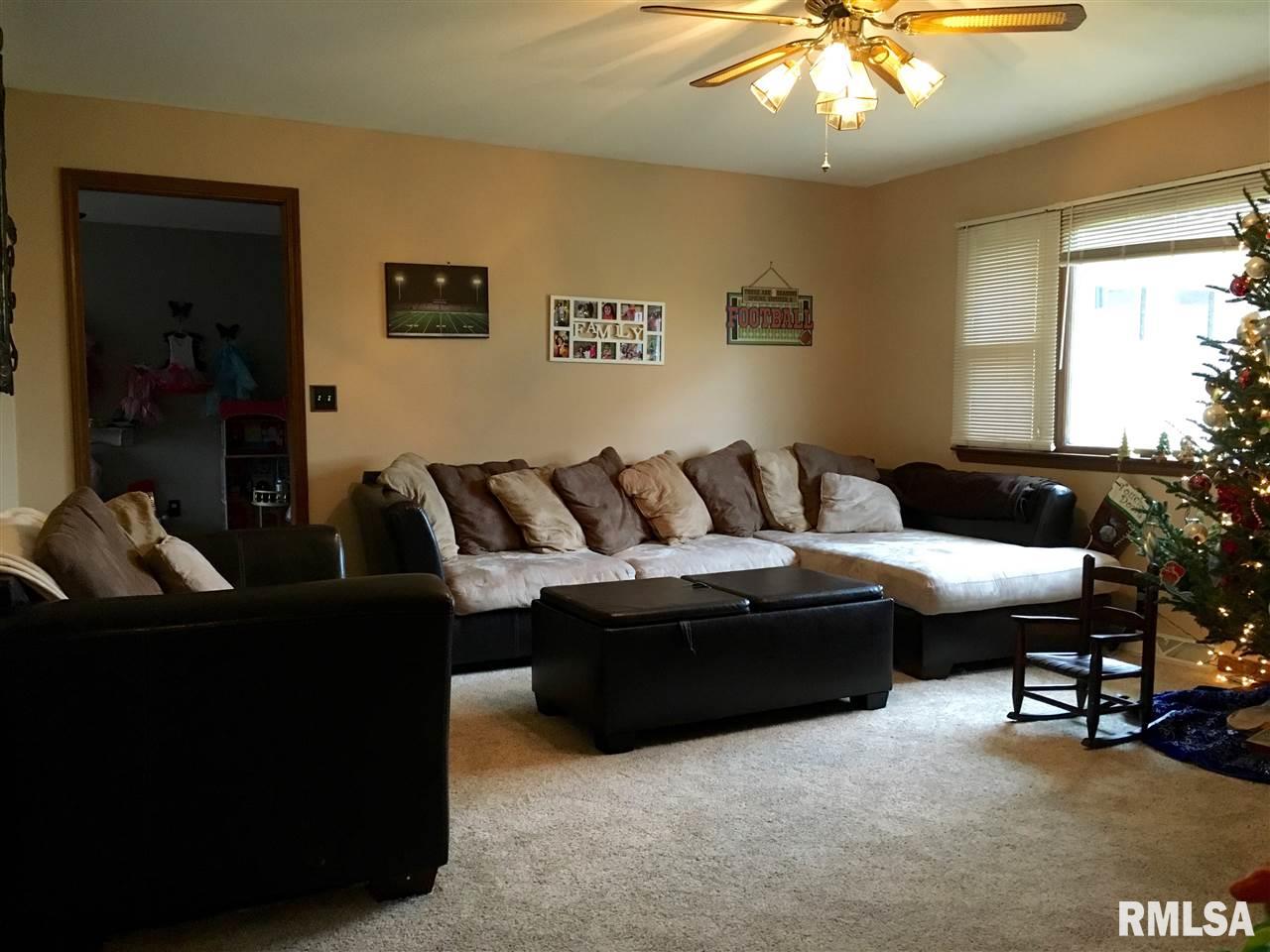 1706 Cardinal Way Macomb, IL 61455 - Photo 3 of 14 Gallery Image 3