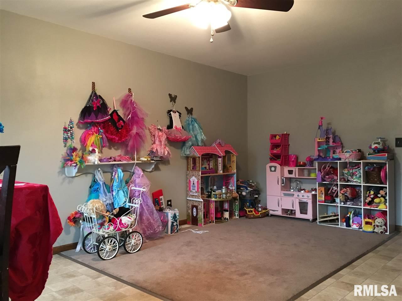1706 Cardinal Way Macomb, IL 61455 - Photo 5 of 14 Gallery Image 5