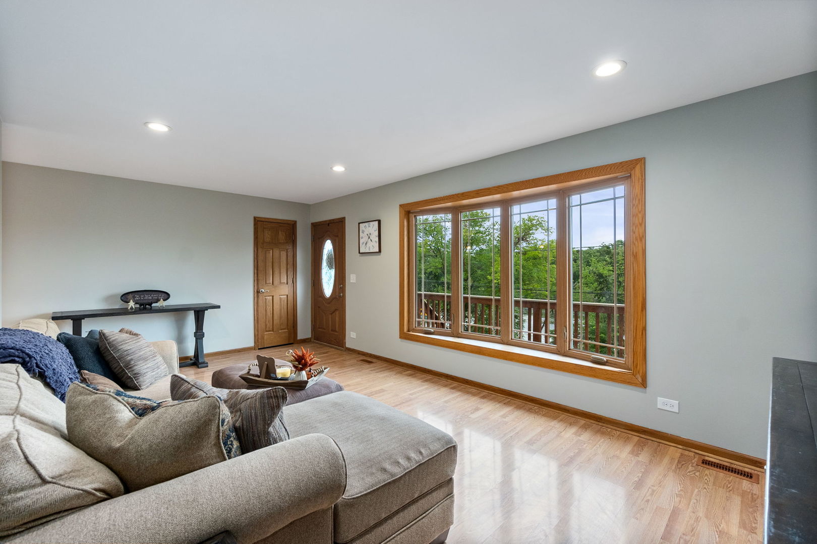 6N998 Riverside Drive St. Charles, IL 60174 - Photo 4 of 46 a living room with furniture and a window
