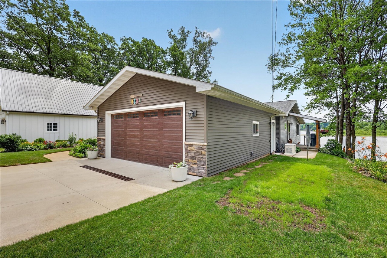 1630 South Colonel Point Drive Crystal, MI 48818 - Photo 3 of 64