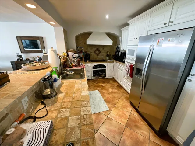 $4,000 | 5701 Collins Avenue, Unit 1201, Miami Beach, FL 33140