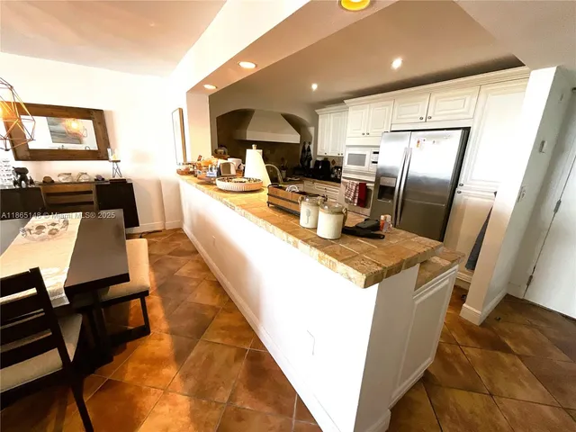 $4,000 | 5701 Collins Avenue, Unit 1201, Miami Beach, FL 33140