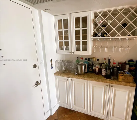 $4,000 | 5701 Collins Avenue, Unit 1201, Miami Beach, FL 33140