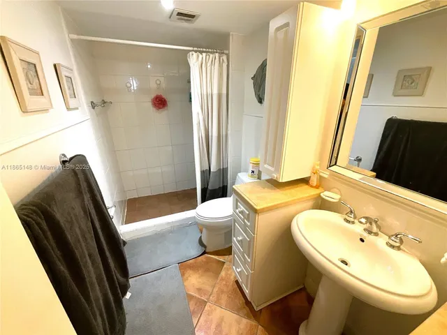 $4,000 | 5701 Collins Avenue, Unit 1201, Miami Beach, FL 33140