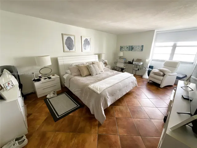 $4,000 | 5701 Collins Avenue, Unit 1201, Miami Beach, FL 33140