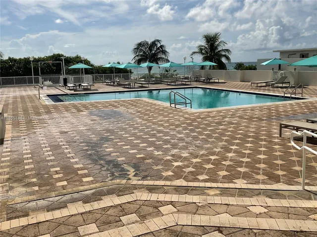 $4,000 | 5701 Collins Avenue, Unit 1201, Miami Beach, FL 33140