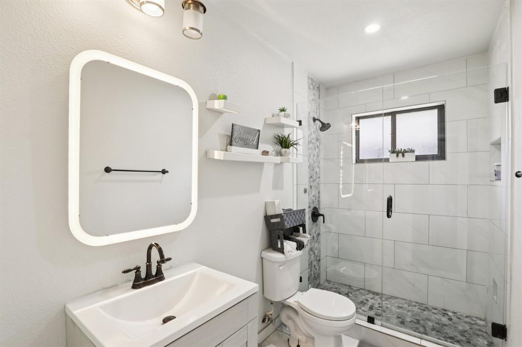 102 East Ridgegate Drive Garland, TX 75040 - Photo 21 of 31 a bathroom with a toilet sink and shower