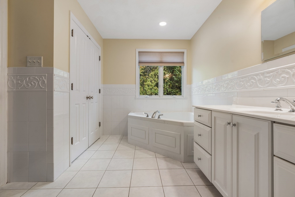 216 Rangeway Road, Unit 192 Billerica, MA 01862 - Photo 11 of 18 a bathroom with a sink a toilet and bathtub