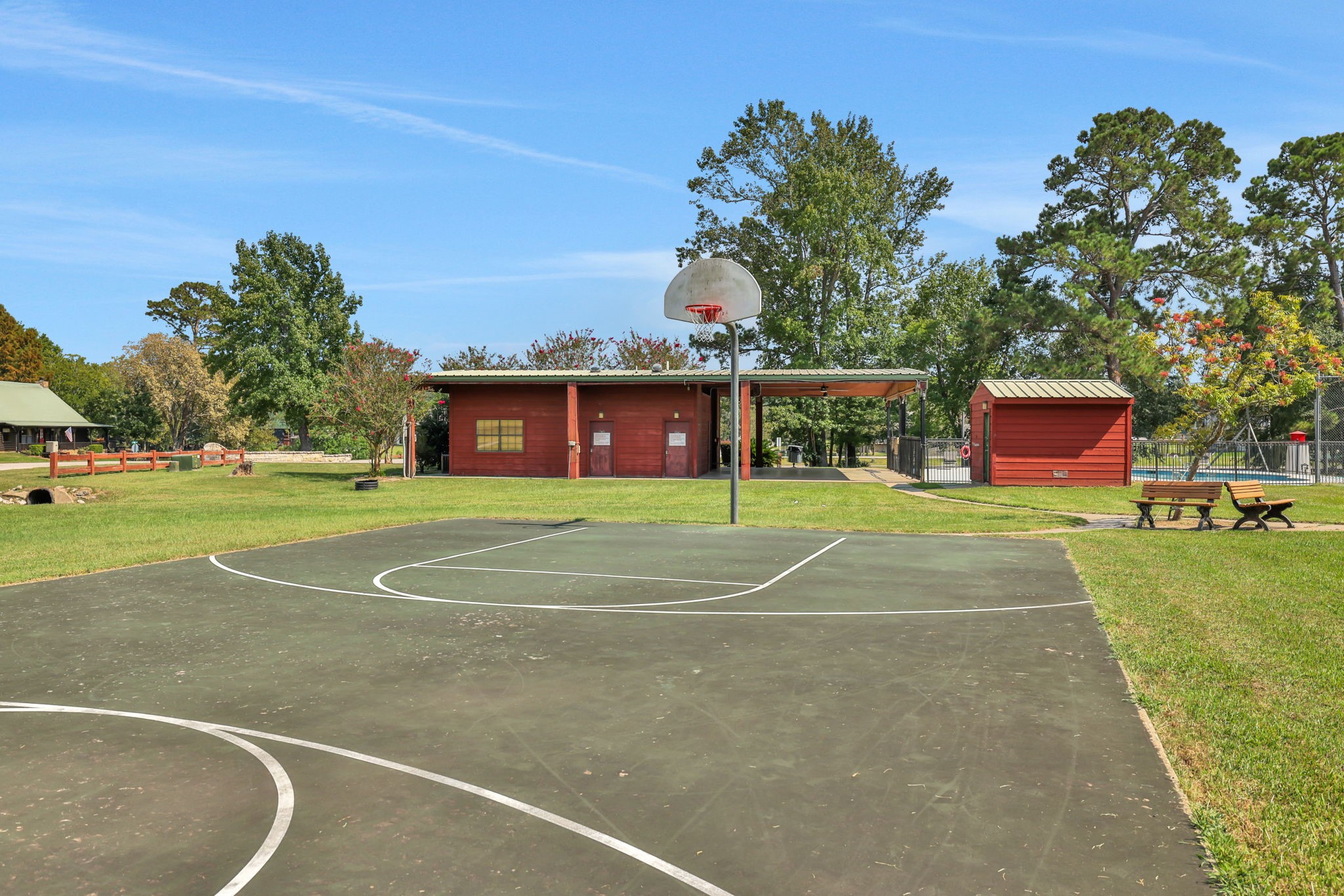 11 Peninsula Point Huntsville, TX 77340 - Photo 11 of 18 a view of a tennis ground with a large trees