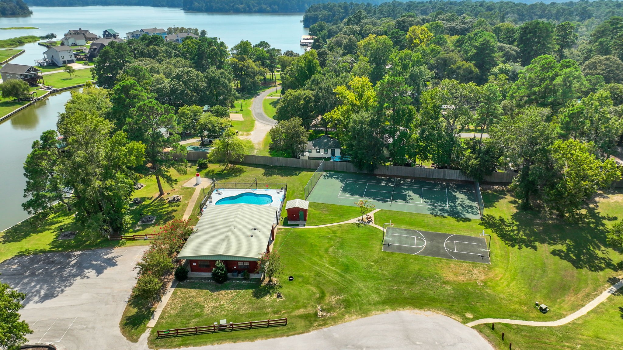 11 Peninsula Point Huntsville, TX 77340 - Photo 10 of 18 a view of a tennis ground with large trees