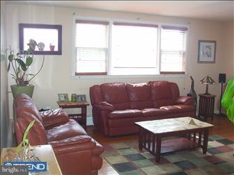 628 Renz Street Philadelphia, PA 19128 - Photo 4 of 6 Living Room