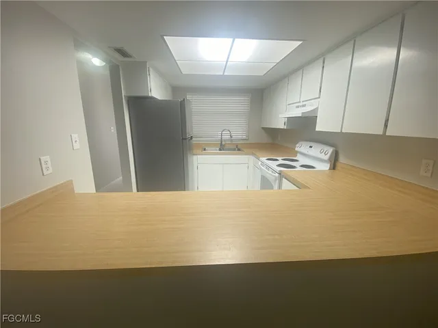 a view of empty room with window