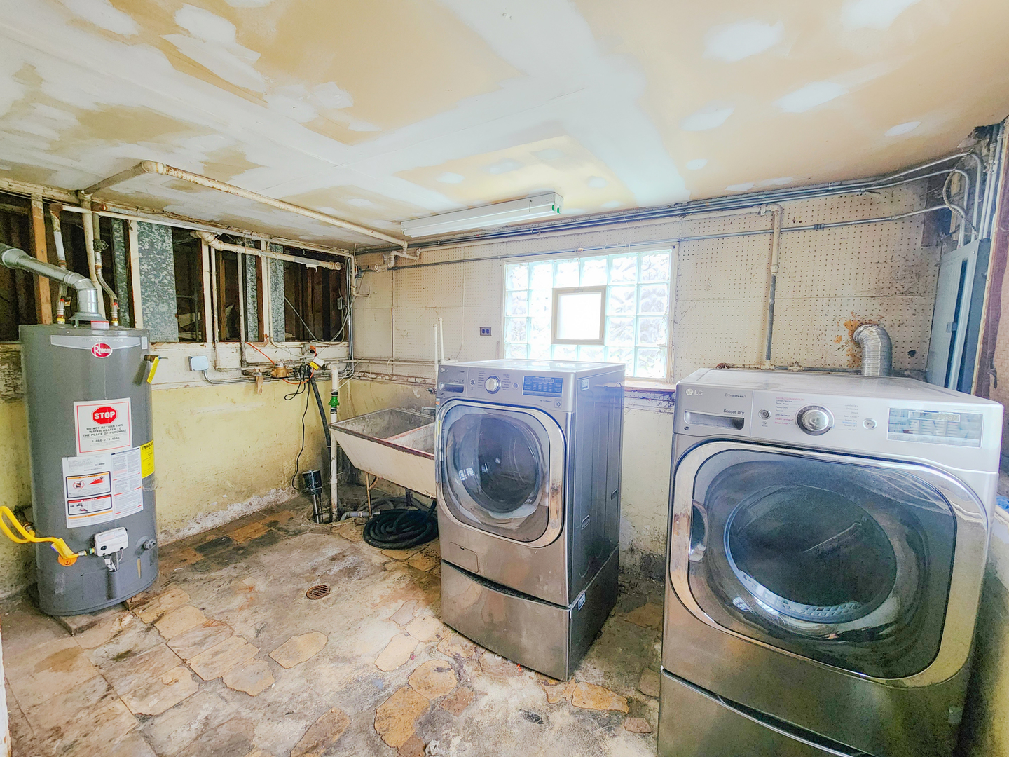 3236 Roesner Drive Markham, IL 60428 - Photo 11 of 12 a utility room with sink washer and dryer