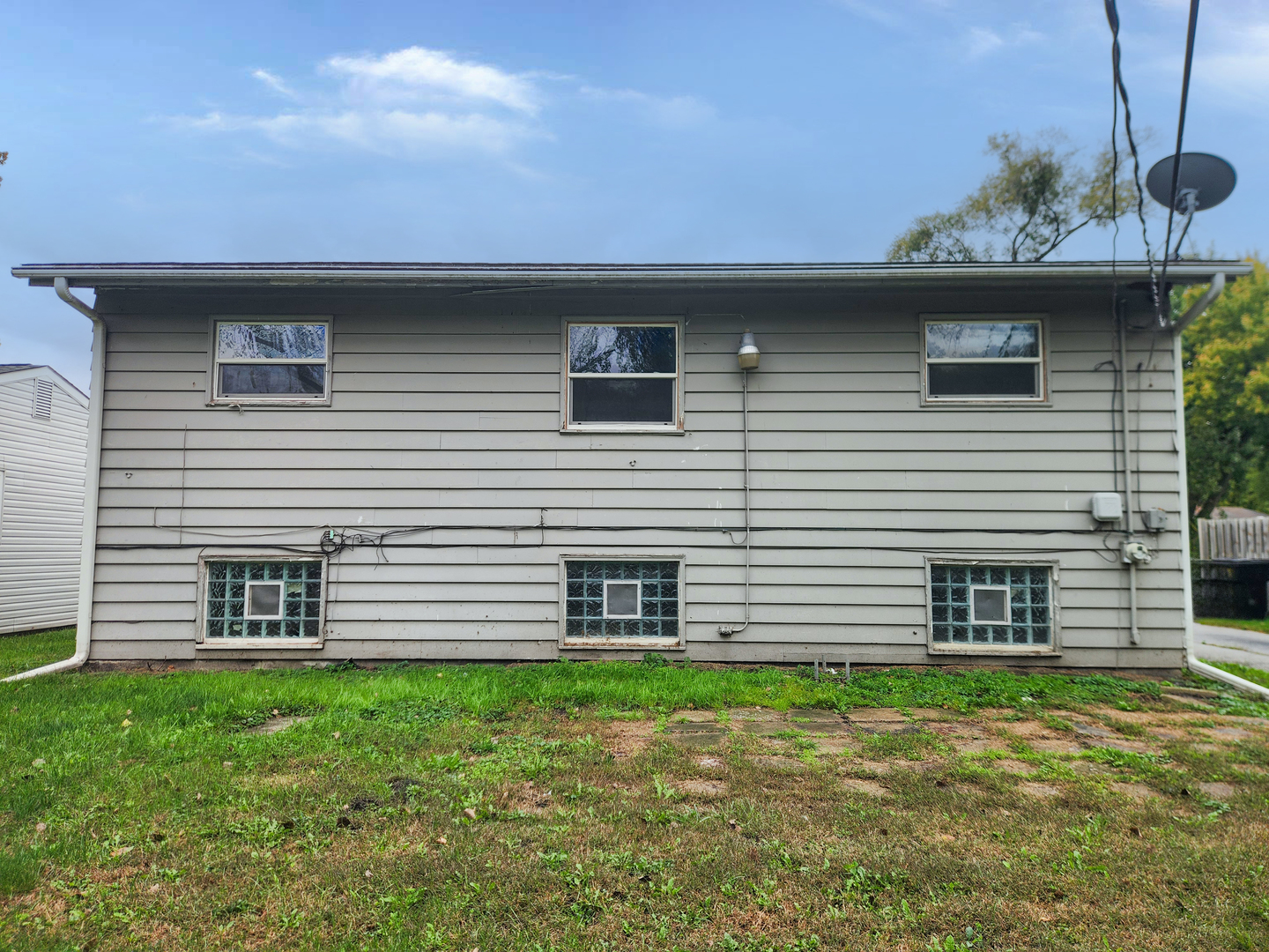 3236 Roesner Drive Markham, IL 60428 - Photo 4 of 12 a front view of a house with a garden