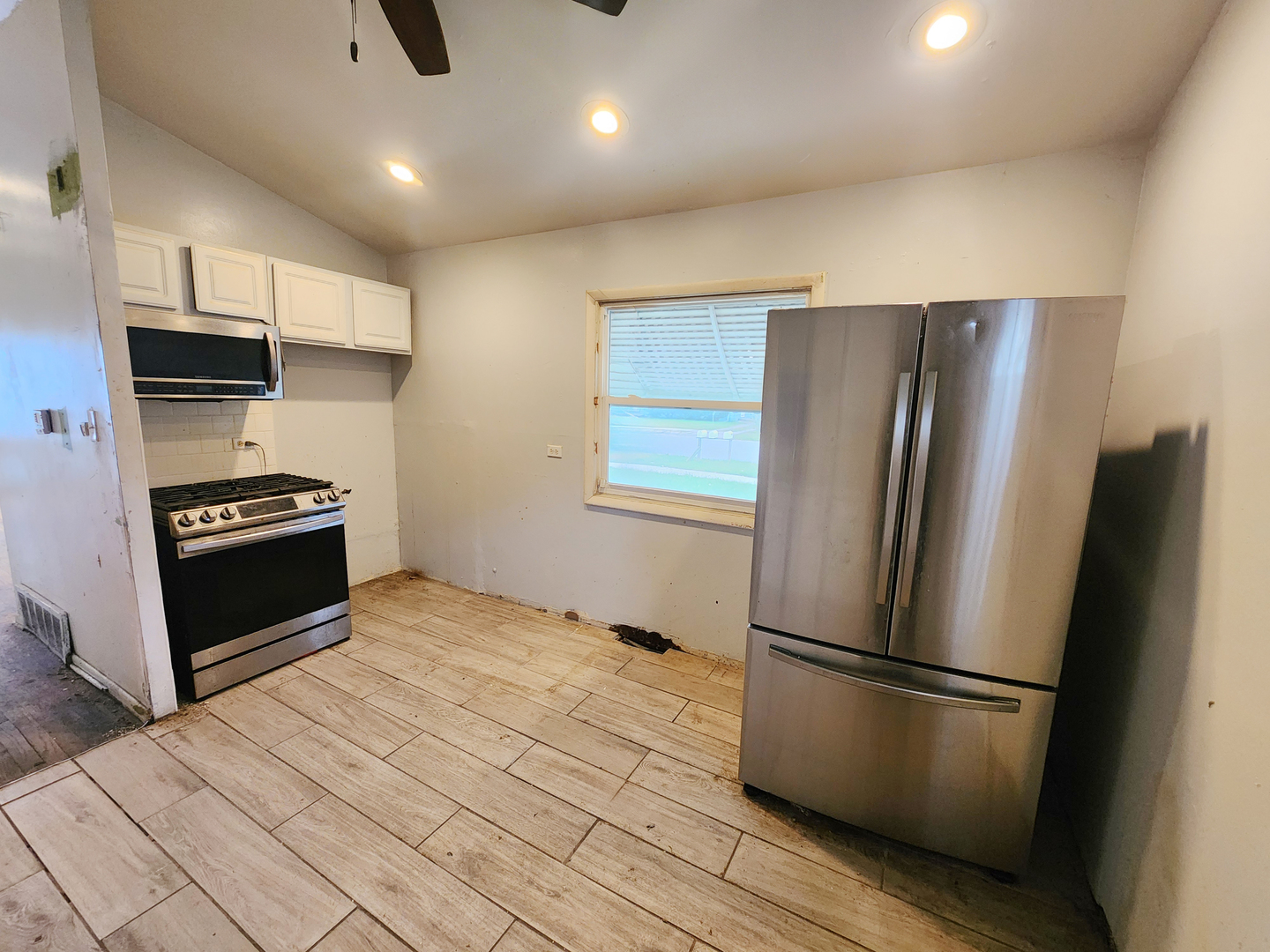 3236 Roesner Drive Markham, IL 60428 - Photo 6 of 12 a kitchen with stainless steel appliances a refrigerator and a stove top oven
