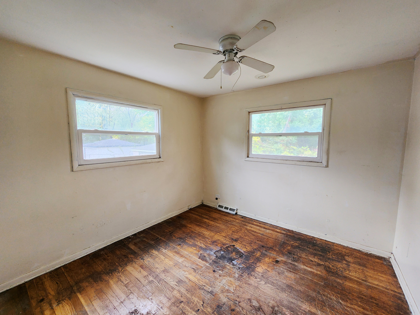 3236 Roesner Drive Markham, IL 60428 - Photo 9 of 12 a view of an empty room with a window