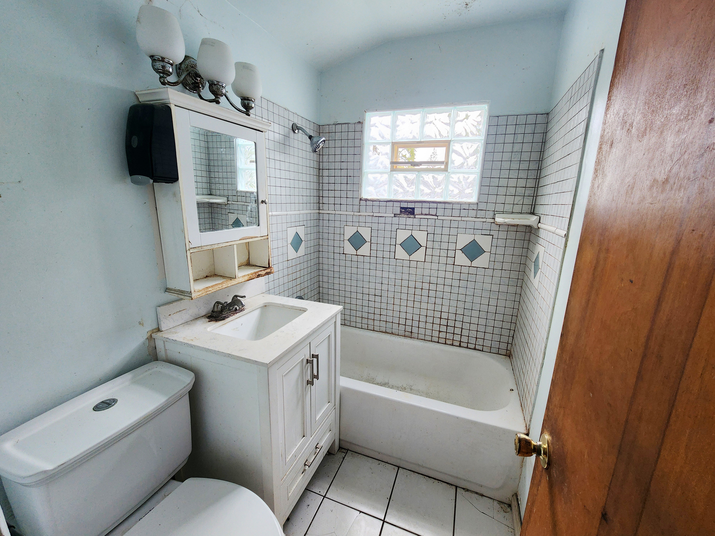 3236 Roesner Drive Markham, IL 60428 - Photo 10 of 12 a bathroom with a bathtub sink and mirror