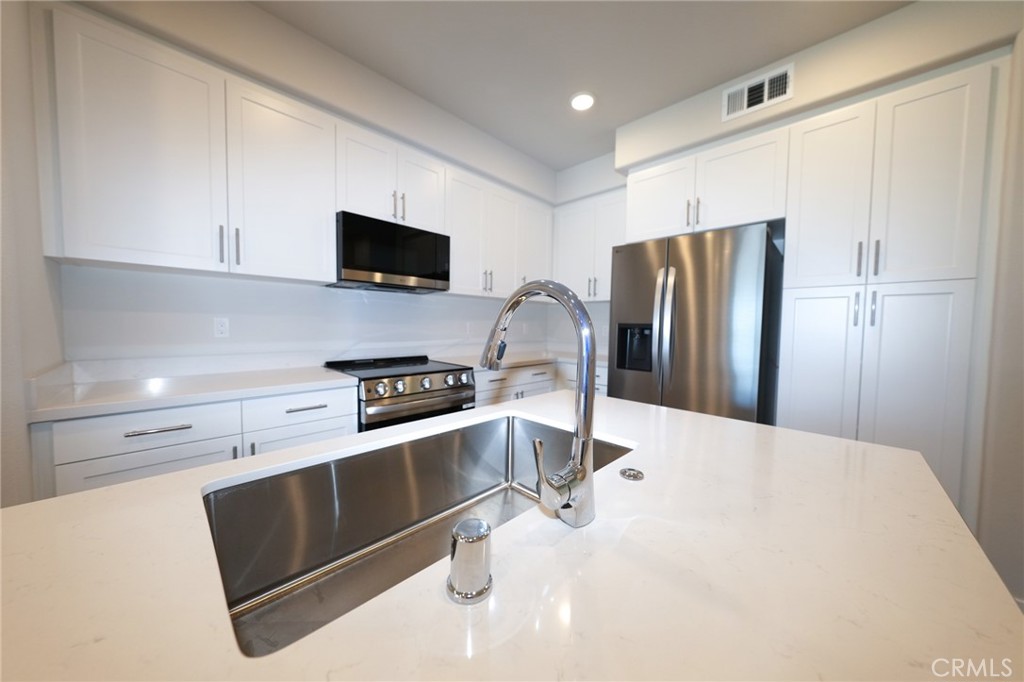 9561 Hannah Way Riverside, CA 92503 - Photo 3 of 30 Gallery Image 3