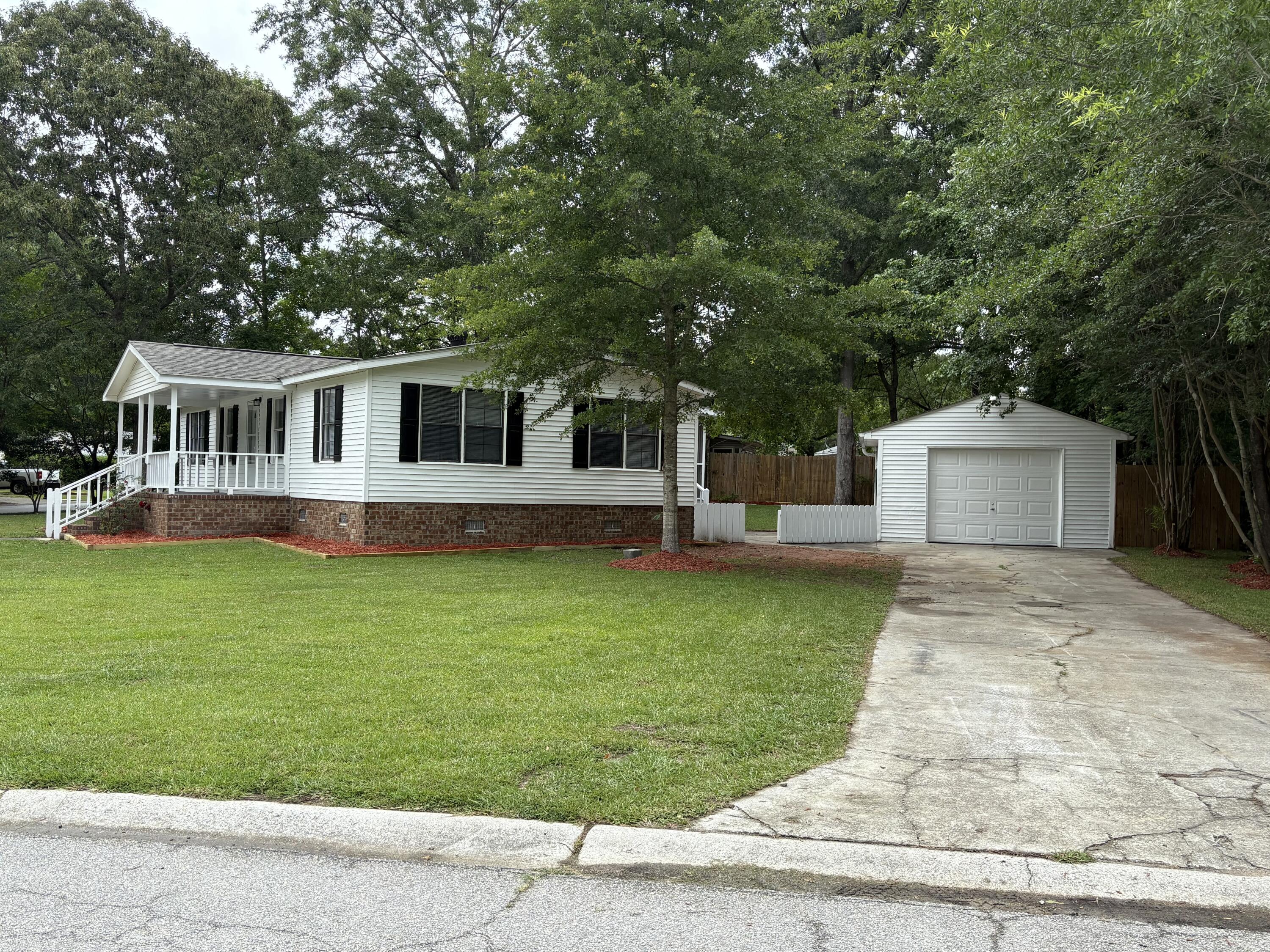 324 Grapevine Road Summerville, SC 29483 - Photo 2 of 20 IMG_5393