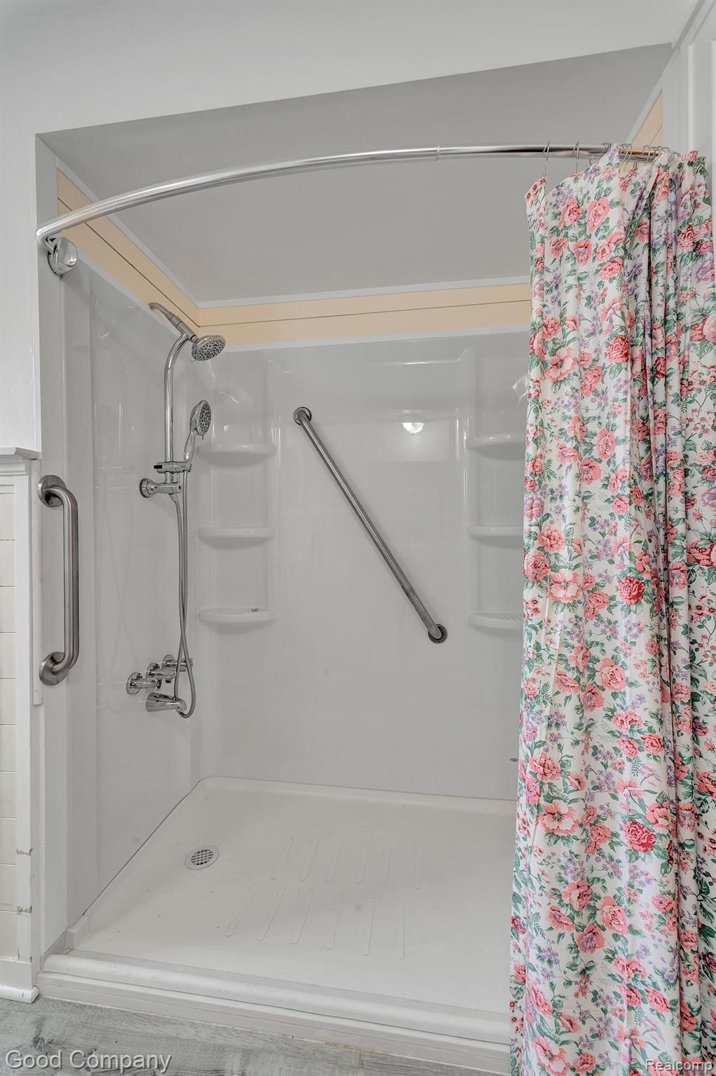 14066 12 Mile Road Warren, MI 48088 - Photo 20 of 36 Bathroom