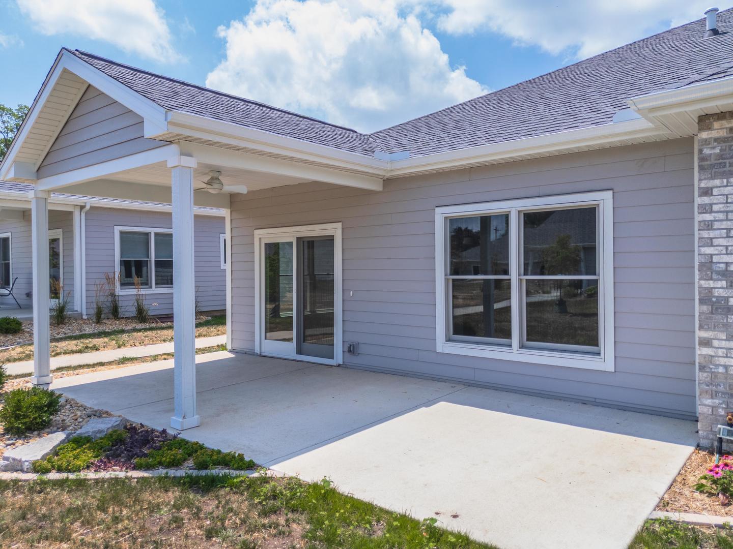 520 South 6th Street Fairbury, IL 61739 - Photo 3 of 42 a front view of a house with a porch