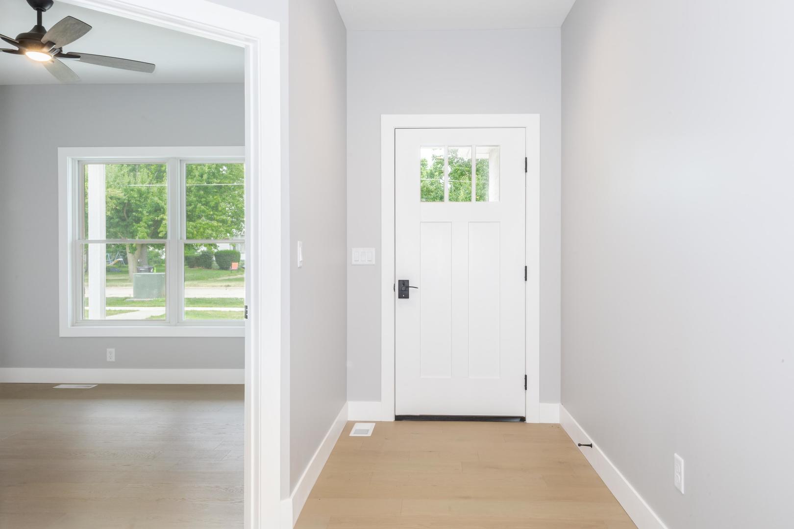 520 South 6th Street Fairbury, IL 61739 - Photo 4 of 42 an empty room with a window and a ceiling fan
