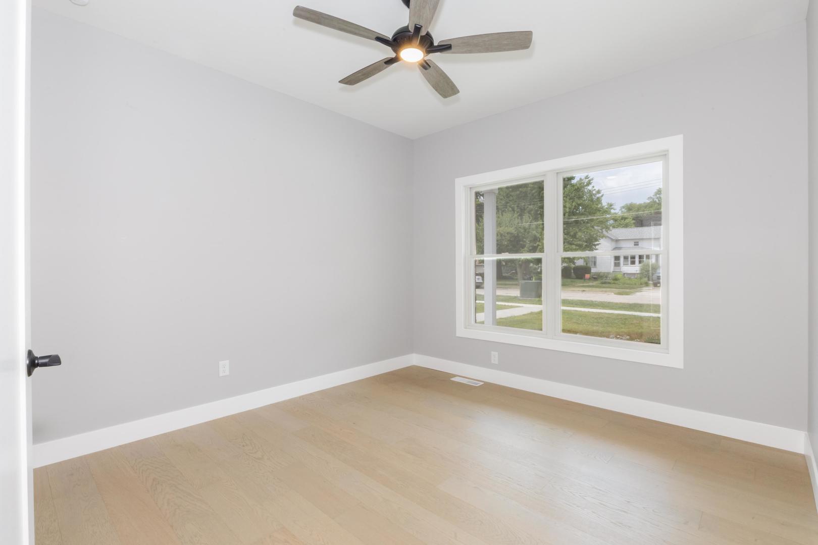 520 South 6th Street Fairbury, IL 61739 - Photo 7 of 42 an empty room with a window