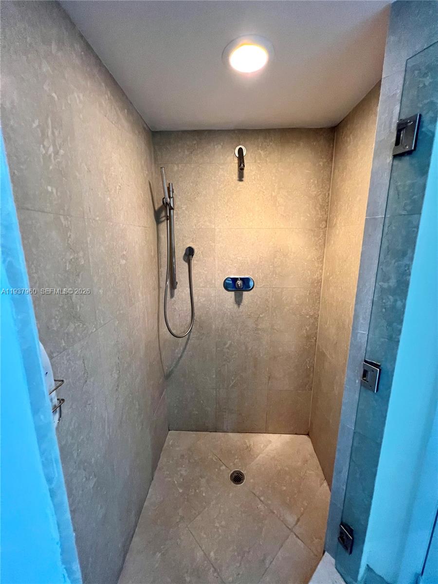 400 Alton Road, Unit LPH3007 Miami Beach, FL 33139 - Photo 21 of 50 Primary Bath