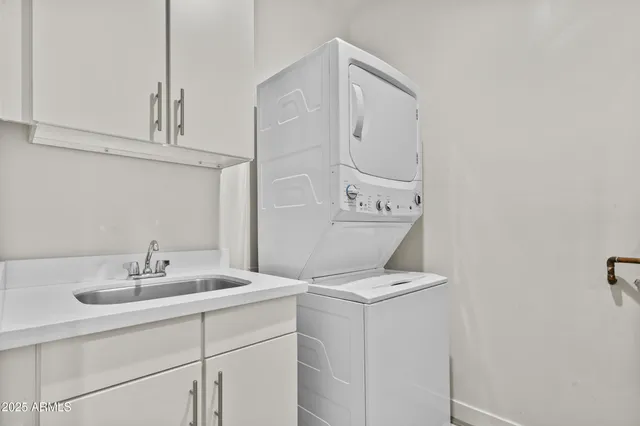 $2,700 | 325 East Coronado Road, Unit 8, Phoenix, AZ 85004