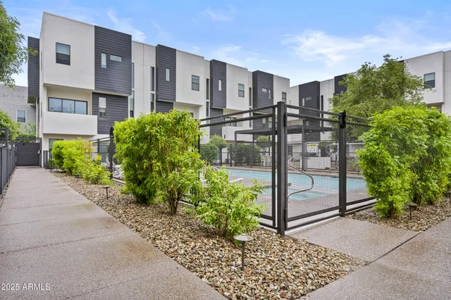 $2,700 | 325 East Coronado Road, Unit 8, Phoenix, AZ 85004