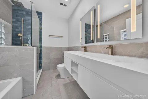 4711 North Malden Street, Unit 2S, Chicago, IL 60640