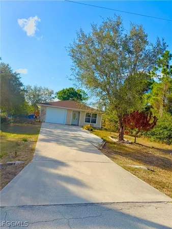 $1,950 | 5011 Moon Court, LaBelle, FL 33935