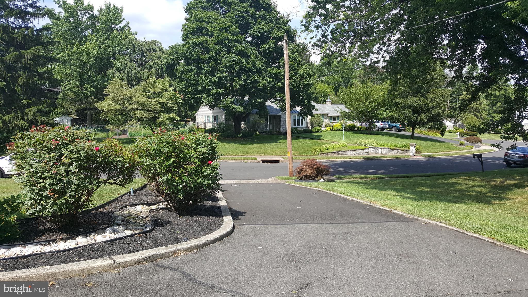 330 Keats Road Huntingdon Valley, PA 19006 - Photo 5 of 20 Driveway