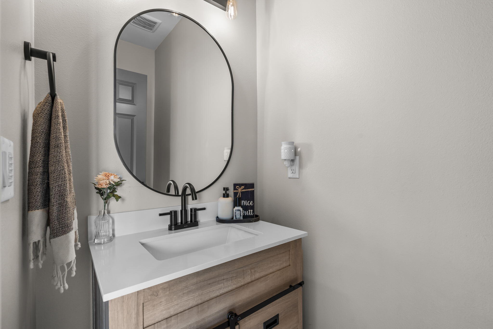 66380 Jericho Road Bend, OR 97703 - Photo 26 of 61 Half bath off the kitchen