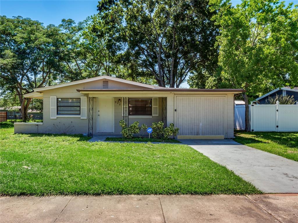 Lovely **MOVE-IN READY** 4BD/2BA HOME with on a large LOT with NO HOA, FULLY FENCED, TILE THROUGHOUT and super close to DOWNTOWN ORLANDO!!