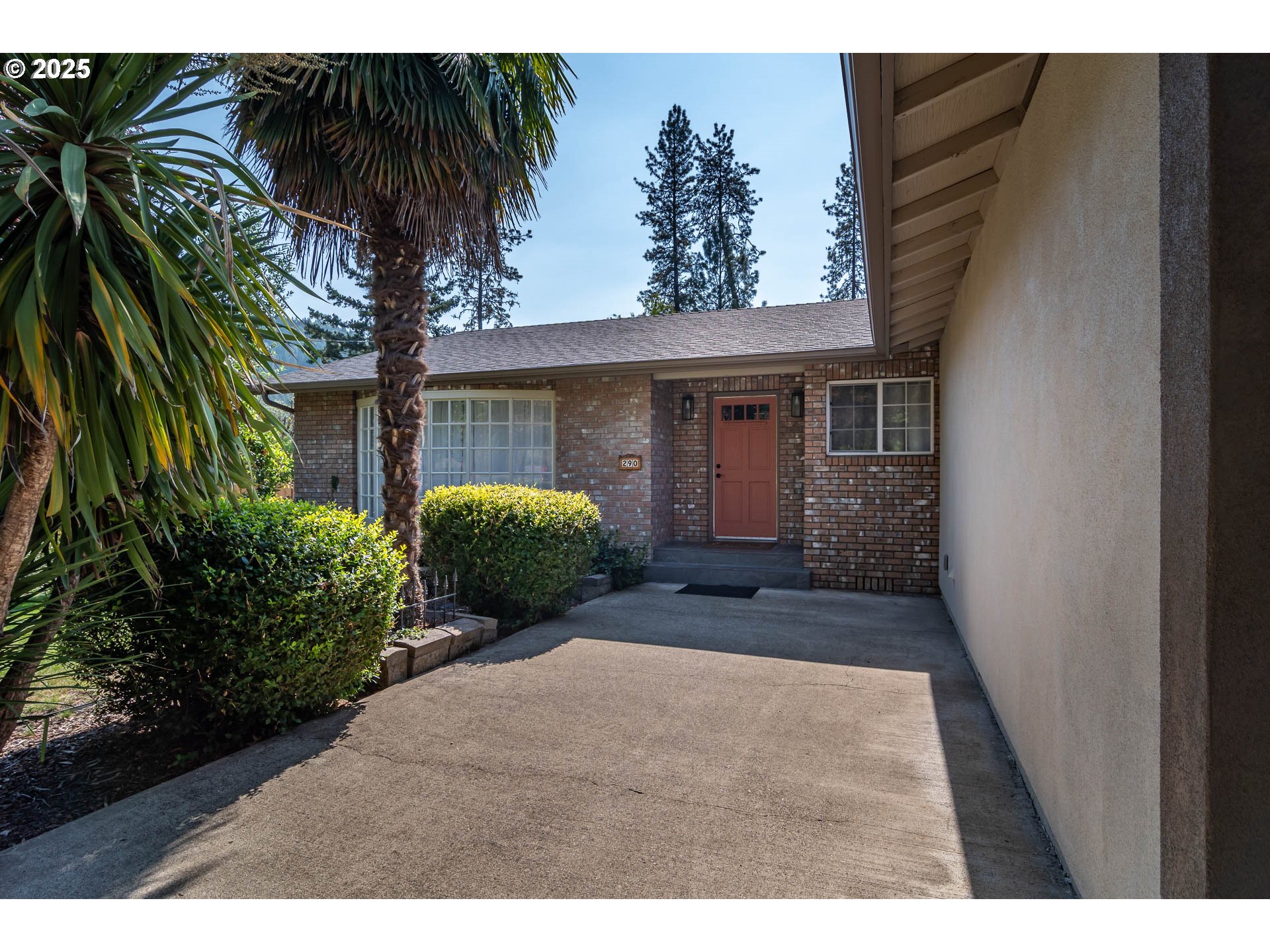 290 Singing Waters Road Winchester, OR 97495 - Photo 2 of 47 Gallery Image 2