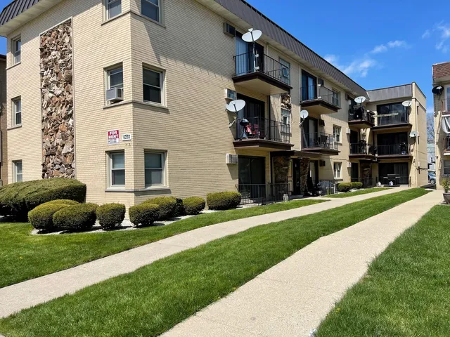 $1,000 | 6255 North Northwest Highway, Unit 2B, Chicago, IL 60631
