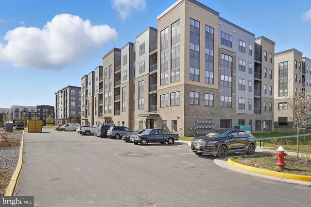 $2,950 | 21731 Dovekie Terrace, Unit 302, Ashburn, VA 20147