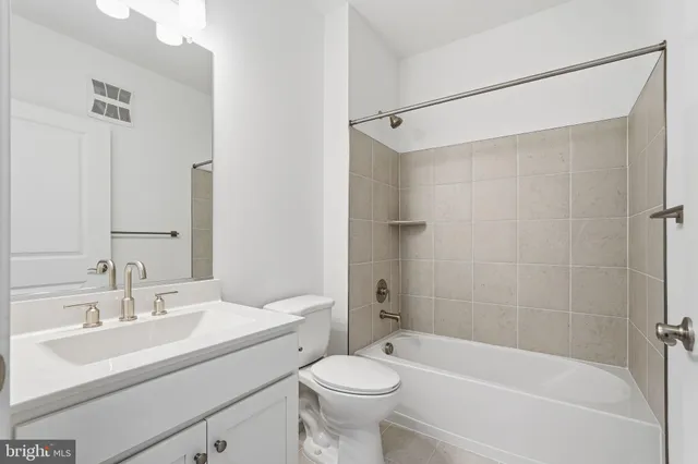 $2,950 | 21731 Dovekie Terrace, Unit 302, Ashburn, VA 20147