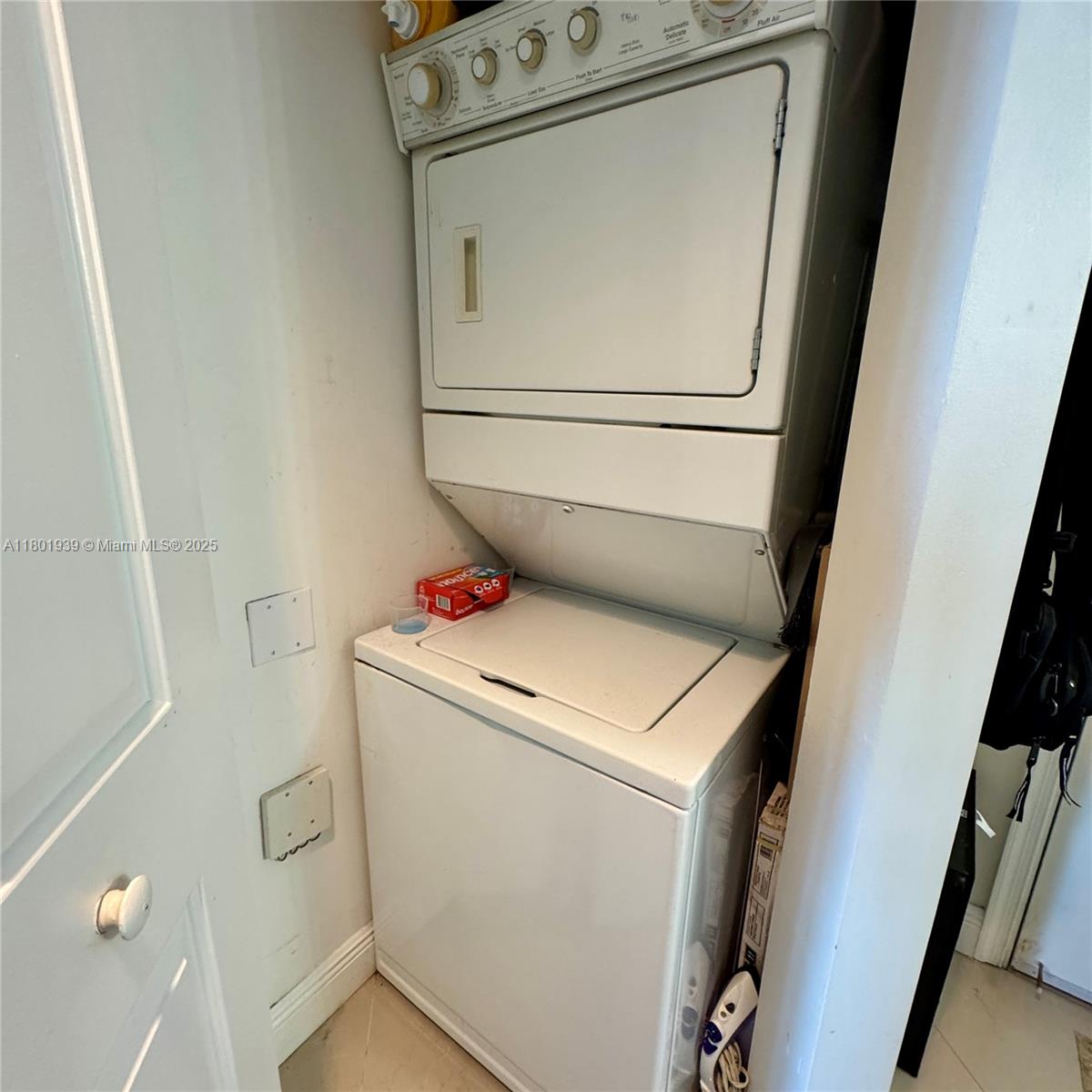 Edgewater Miami, FL 33137 - Photo 17 of 31 a utility room with dryer and washer