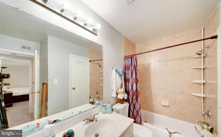 5805 Royal Ridge Drive, Unit H Springfield, VA 22152 - Photo 11 of 15 Bath