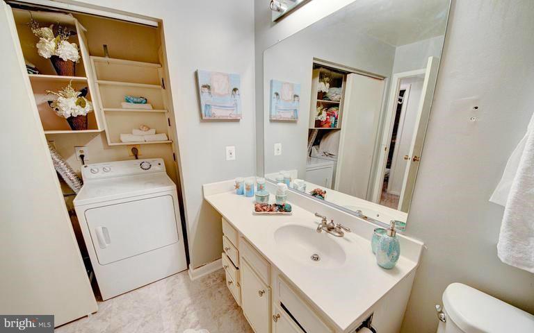 5805 Royal Ridge Drive, Unit H Springfield, VA 22152 - Photo 12 of 15 Bath