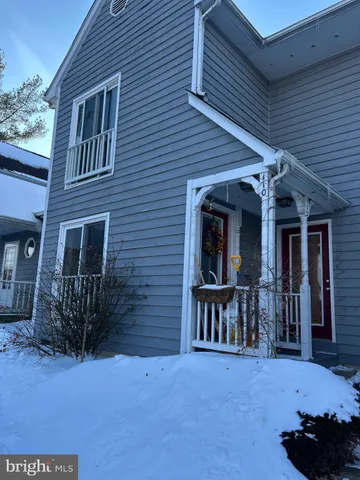 a view of a house with entryway and a yard