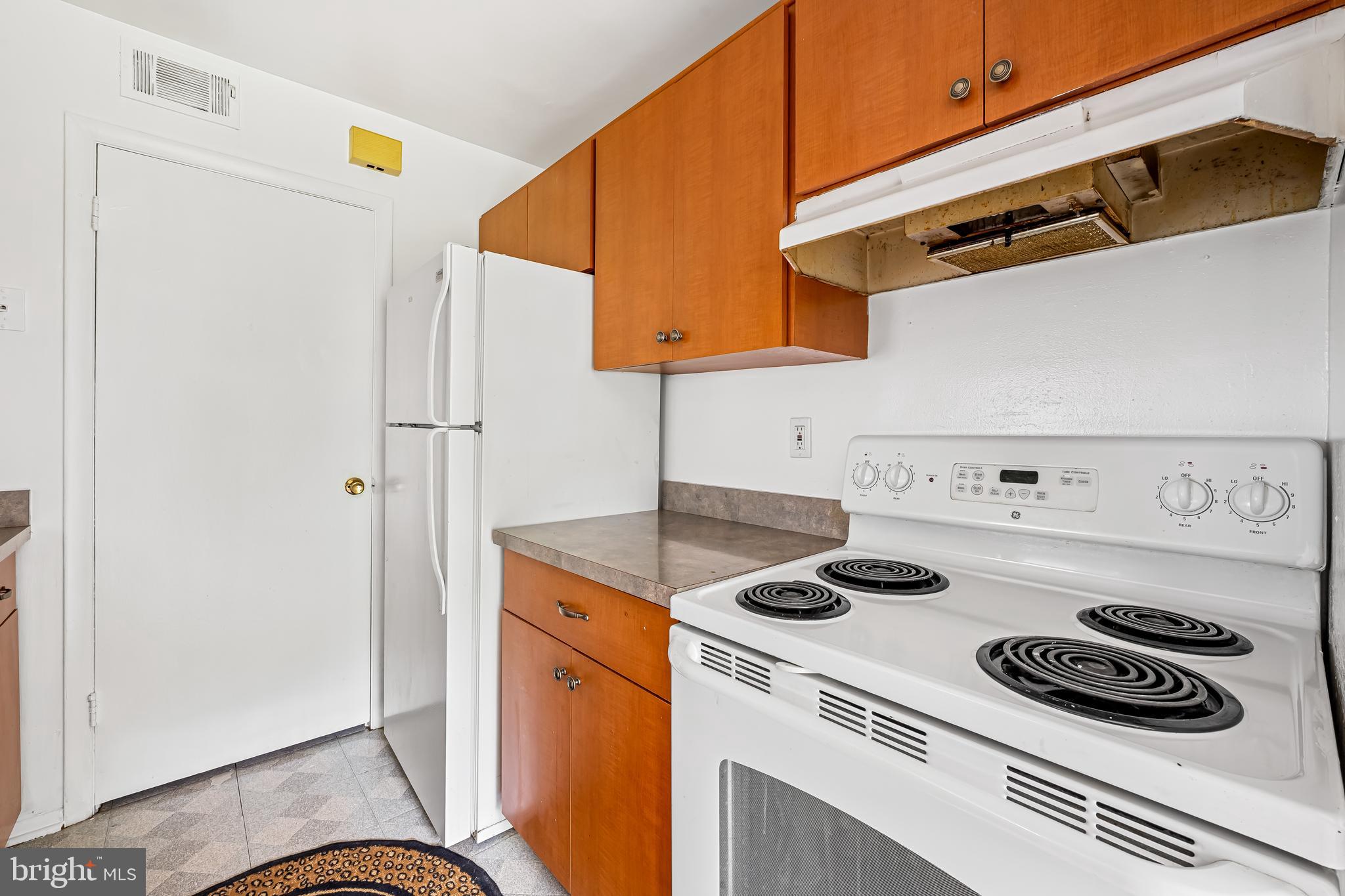 26 Mission Wood Way, Unit A Reisterstown, MD 21136 - Photo 13 of 29 a kitchen with a stove and a refrigerator