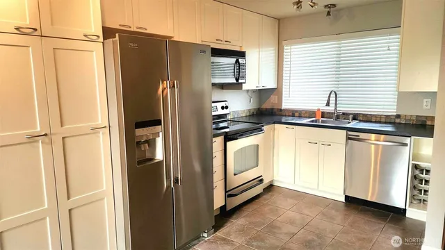 $340,000 | 485 Southwest Bayshore Drive, Unit C301, Oak Harbor, WA 98277