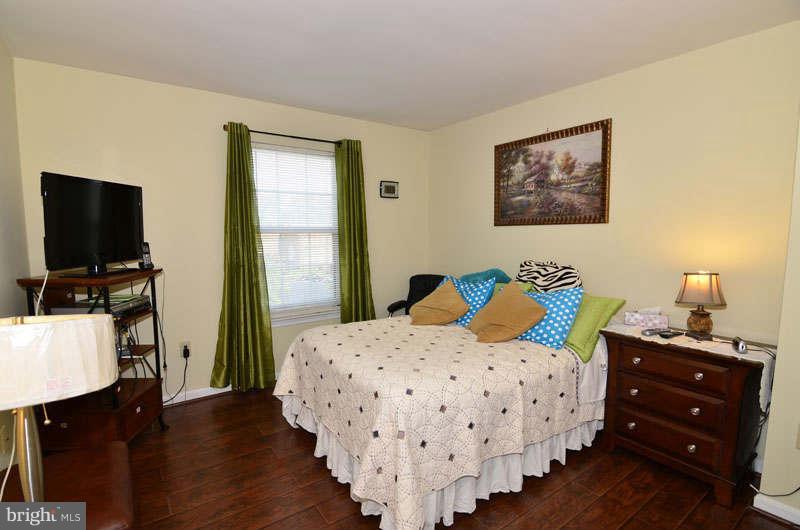 21064 View Glass Terrace Sterling, VA 20164 - Photo 17 of 29 Bedroom