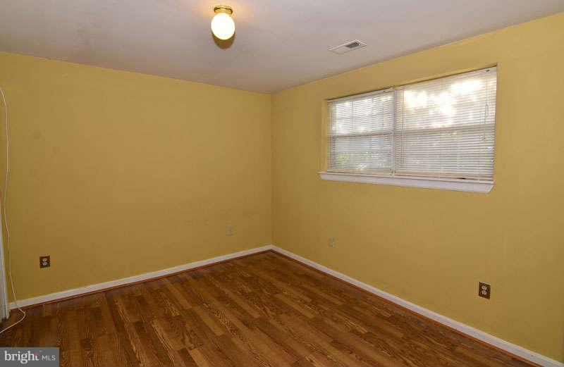 21064 View Glass Terrace Sterling, VA 20164 - Photo 22 of 29 Bedroom